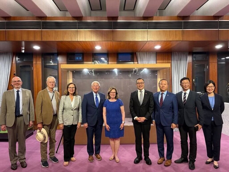 外交部政務次長陳明祺(右4)29日在外交部設宴歡迎美國聯邦參議院軍事委員會主席韋克爾伉儷(左4及左5)、聯邦參議員費雪伉儷(左3及左2)訪團,並與晚宴來賓合影。(外交部提供)中央社記者楊堯茹傳真 114年8月30日