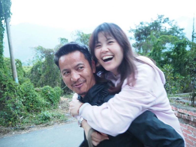 定居台灣滿1年的巴桑頓珠(Pasang Dhondup)(圖左),和關注社會議題的妻子(圖右)一同走訪南投東埔部落,他在協助西藏流亡政府駐台辦事處的新聞工作之餘,充分體驗台灣的多元文化。(巴桑頓珠提供)中央社實習記者陳徹新德里傳真 114年8月30日