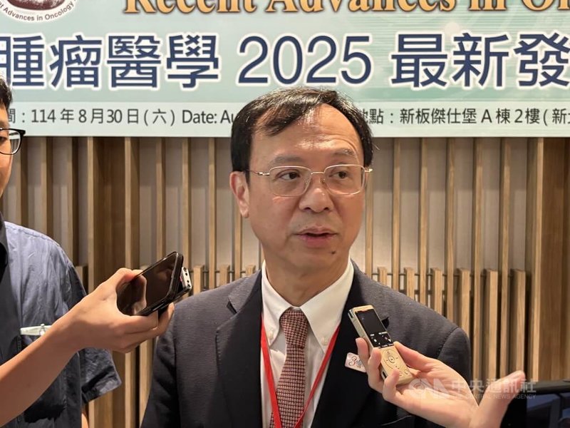 準衛生福利部長石崇良（圖）30日上午出席「腫瘤醫學2025最新發展研討會」，他會前針對近日長照數據爭議表示，中央制定政策、爭取預算，地方執行也要善用資源，互相合作，不足之處會再強化。中央社記者沈佩瑤攝 114年8月30日