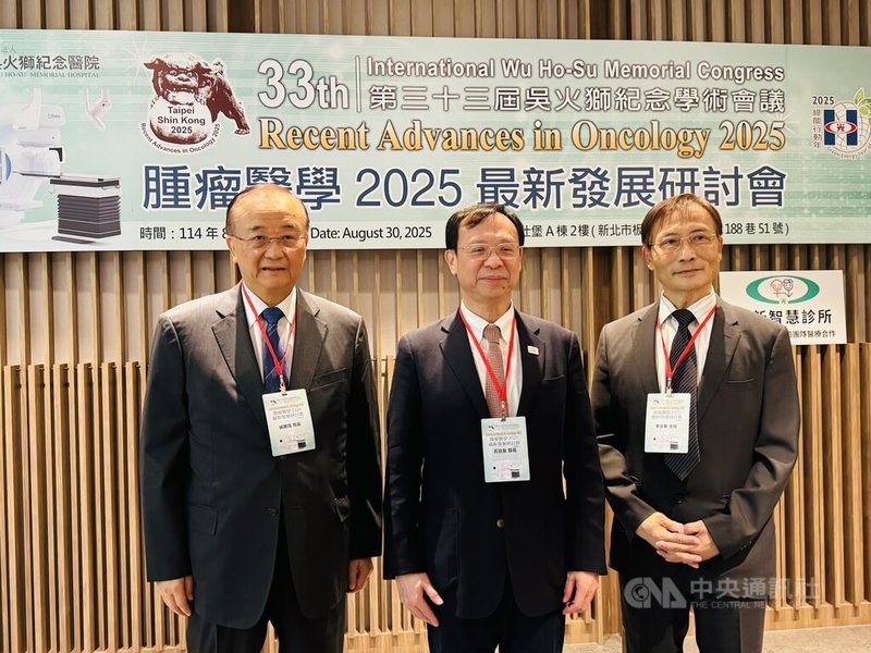 壽險業實支實付醫療險近年理賠爭議不斷，連帶損失率上升，業者盼調整保費，並爭取醫院醫材價格有一致性。準衛福部長石崇良（中）30日出席活動前接受媒體聯訪表示，會站在病人利益與業者、保險局討論；各縣市消費能力不同，醫材統一定價須考慮是否違反公平交易法。中央社記者沈佩瑤攝 114年8月30日