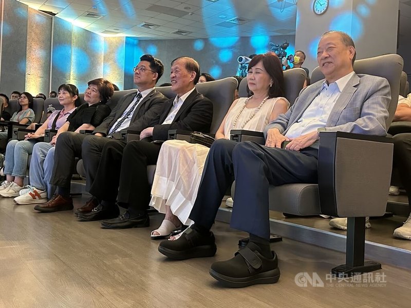 中國醫藥大學附設醫院與林增連慈善基金會攜手合作,結合醫院交響樂團共同創作親子音樂劇,30日下午熱鬧演出,中國醫藥大學暨醫療體系董事長蔡長海(右)與會共賞。中央社記者趙麗妍攝 114年8月30日