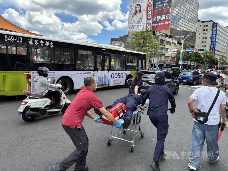 民眾黨30日舉行「司法改革公民走讀」活動,黨公職與警方對峙多時,甚至穿越護欄爆發推擠,最終歷時6小時落幕。由於台北天氣炎熱,現場不僅有支持者昏倒,甚至還有警員疑似熱衰竭被抬上擔架送至救護車上。中央社記者郭建伸攝 114年8月30日