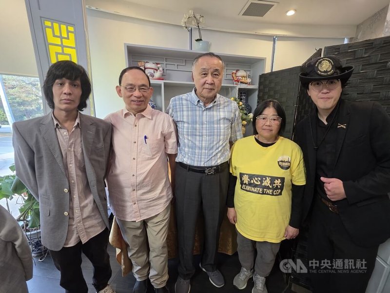 因參與「香港議會」而遭香港政府通緝的姜嘉偉(右1)、陳麗珍(右2)、袁弓夷(右3)、何良懋(右4)、和林千淦(右5),他們5人對被通緝不感到意外,並批評中國共產黨跨境鎮壓。中央社記者程愛芬溫哥華攝 114年8月30日