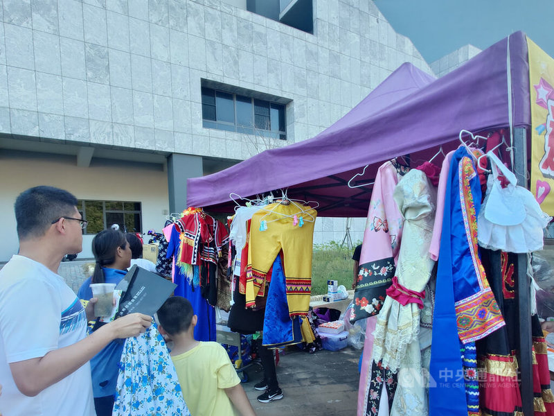 連江縣新移民女性關懷協會30日下午在南竿鄉舉辦「多元文化暨社會福利嘉年華」,協會準備逾10種傳統服裝,涵蓋中國少數民族、東南亞、東北亞等地區服飾,歡迎民眾試穿體驗。中央社記者潘欣彤攝 114年8月30日