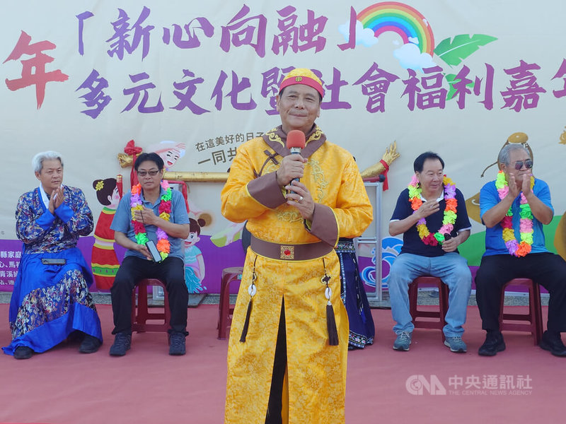 連江縣新移民女性關懷協會30日下午在南竿鄉舉辦「多元文化暨社會福利嘉年華」,連江縣長王忠銘(前中)在主辦單位安排下,身著亮黃色「龍袍」亮相致詞。中央社記者潘欣彤攝 114年8月30日