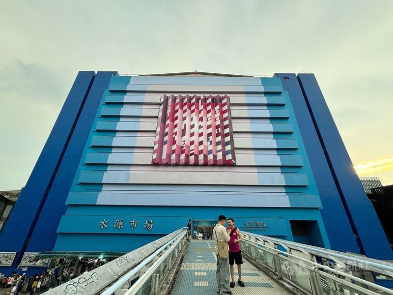 台北市水源市場外牆公共藝術「水源之心」耗時1年重製,目前已優化完成,運用57種顏色呈現台北市花杜鵑花意象,重生為「水源之心.花漾水源」。中央社記者陳昱婷攝 114年8月30日