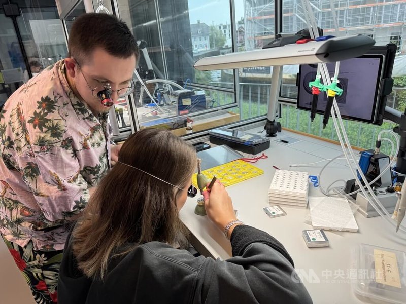 組裝腕錶需要高度專注力,確保零件準確裝入位置。黃慈育自創品牌的製錶師在專業合作下完成任務。中央社記者郭芳君比爾市攝 114年8月30日