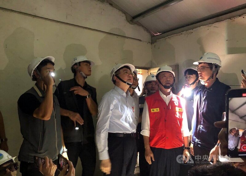 行政院長卓榮泰(前右3)30日南下嘉義縣朴子市,與縣長翁章梁(前右2)關心民宅災後復建修繕情形。中央社記者黃國芳攝 114年8月30日