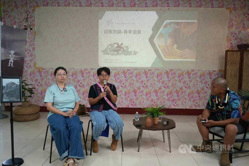 2025屏東南島文化節系列活動「Sepi夢想落地講座」30日在牡丹鄉高士部落登場，作家撒可努（右起）、高士部落青年會長李恩屏以及藝術創作者華伊達與會分享文化實踐與生活故事。中央社記者黃郁菁攝  114年8月30日