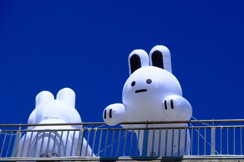 新北市河濱公園9月至10月將推出期間限定裝置藝術作品「兔兔Q」,「兔兔Q」將陪伴民眾在新月橋及新月廣場欣賞河岸美景。(新北市政府提供)中央社記者曹亞沿傳真 114年8月30日