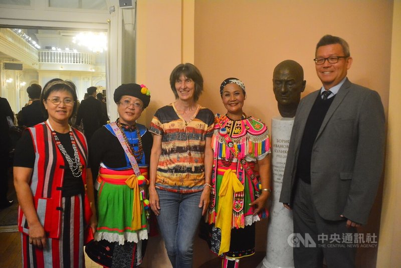 俄羅斯莫斯科國立柴可夫斯基音樂學院,「台灣之夜—原住民文化音樂祭」8月24日(當地時間)在拉赫曼尼諾夫音樂廳舉行,獲熱烈迴響。表演中場,俄羅斯觀眾與團員合影,是原民團體首度前進莫斯科的文化交流。中央社記者黃旭昇莫斯科攝 114年8月30日