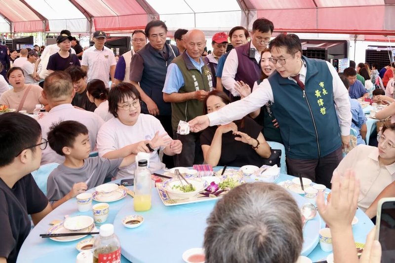 「2025台南總舖師四季辦桌夏季場」30日敲鑼開桌，眾多饕客群集安南區四草大眾廟大快朵頤，台南市長黃偉哲（右）也到場同歡。（台南市政府提供）中央社記者張榮祥台南傳真 114年8月30日