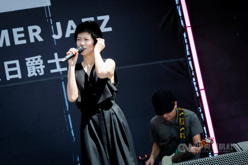邁入第17年,兩廳院夏日爵士戶外派對將於今晚(30日)登場,包括兩度奪下金曲台語歌后的曹雅雯(前)、金曲金音雙料肯定的東京中央線等將熱力開演,邀樂迷在星空下盡情搖擺。(國家兩廳院提供,Gelée Lai攝) 中央社記者趙靜瑜傳真 114年8月30日