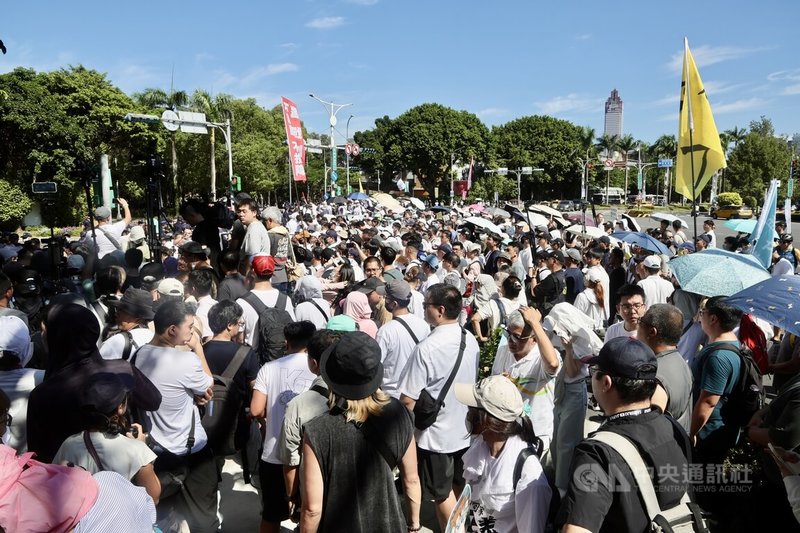 民眾黨30日在台北中正紀念堂外舉行「司法改革公民走讀」活動,警政署指活動未依規申請,且部分民眾無視警方舉牌警告還鼓動群眾推擠、攀越,造成8警受傷。(中央社檔案照片)