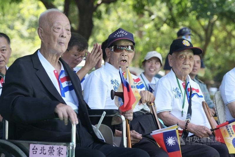 欣欣百貨30日在台北市林森公園舉辦「榮耀九三敬軍活動」,三位抗戰老兵(前3位)受邀與會。中央社記者徐肇昌攝 114年8月30日
