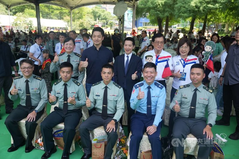 欣欣百貨30日在台北市林森公園舉辦「榮耀九三敬軍活動」,台北市長蔣萬安(後左2)與總統府副秘書長何志偉(後中)、退輔會主委嚴德發(後右2)、國防部政治作戰局局長陳育琳(後左)、欣欣百貨董事長李文英(後右)與5位國軍楷模(前)合影。中央社記者徐肇昌攝 114年8月30日