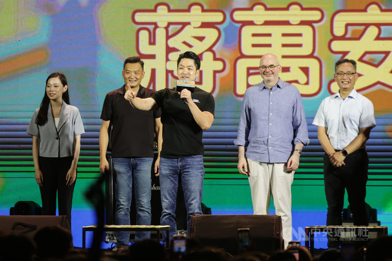 「2025大稻埕夏日節」30日在大稻埕碼頭舉行壓軸煙火秀,台北市長蔣萬安(中)率副市長張溫德(右)、副秘書長俞振華(左2)、觀傳局長余祥(左)等出席閉幕典禮,並邀請美國在台協會(AIT)處長谷立言(右2)出席與會。中央社記者裴禛攝 114年8月30日