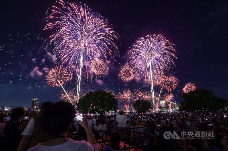 「2025大稻埕夏日節」壓軸場煙火秀30日在大稻埕碼頭絢麗展開,隨著煙火逐層推進,紅藍金等繽紛色彩和水上爆破交相輝映,為活動畫下最浪漫的句點,也吸引大批人潮共襄盛舉。中央社記者裴禛攝 114年8月30日