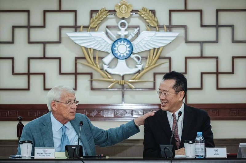 國防部長顧立雄(右)30日會晤美國聯邦參議院軍事委員會主席韋克爾(左)等人。(國防部提供)中央社記者吳書緯傳真 114年8月30日