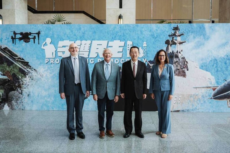 國防部長顧立雄(右2)30日與美國聯邦參議院軍事委員會主席韋克爾(左2)、參議員費雪(右1)、美國在台協會處長谷立言(左1)合影。(國防部提供)中央社記者吳書緯傳真 114年8月30日