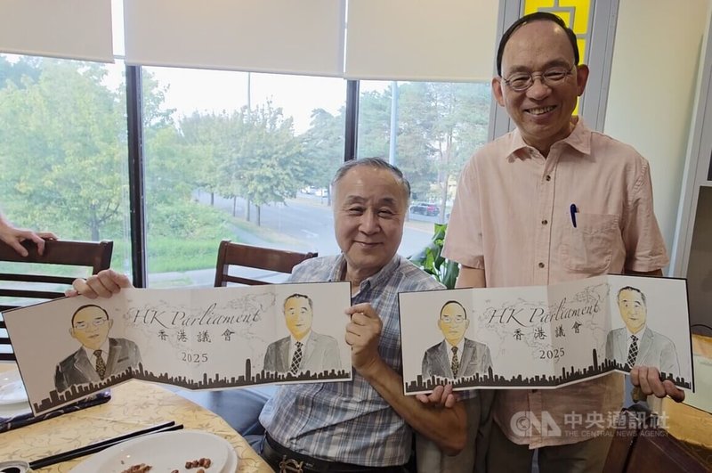 袁弓夷(左)和何良懋(右)是推動香港議會成立的靈魂人物。他們稱香港議會是為了追求公義、民主香港而設立的,認為能被香港政府列入通緝名單,是一種榮耀。中央社記者程愛芬溫哥華攝 114年8月30日