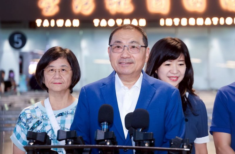新北市長侯友宜(前中)30日率團前往歐洲考察,他上午在桃園國際機場出發前,於航廈出境大廳接受聯訪發表談話。隨行為衛生局長陳潤秋(後左)、經濟發展局長盛筱蓉(後右)。(新北市府新聞局提供)中央社記者黃旭昇新北傳真 114年8月30日