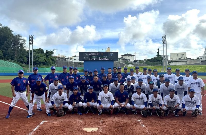 U18世界盃棒球賽台灣隊持續備戰,30日在沖繩當地的練習賽與日本社會人隊沖繩電力交手,兩隊開心合影留念。(中華民國棒球協會提供)中央社記者謝靜雯傳真 114年8月30日