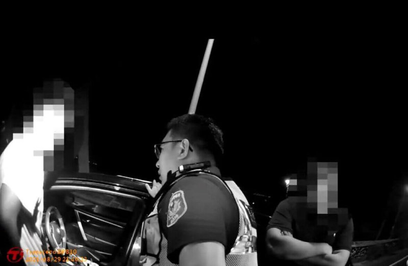 澎湖縣白沙警分局29日晚間執行路檢勤務時,於講美路段攔檢一輛自小客車,查獲安非他命等毒品,當場逮捕車上2名男子,30日依違反毒品危害防制條例送辦,並持續追查毒品來源。(澎湖白沙分局提供) 中央社   114年8月30日