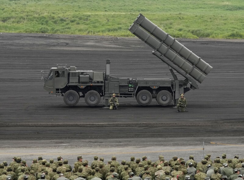 日本自衛隊6月在靜岡縣演習時，展示搭載改良型12式地對艦誘導彈的車輛。（共同社）