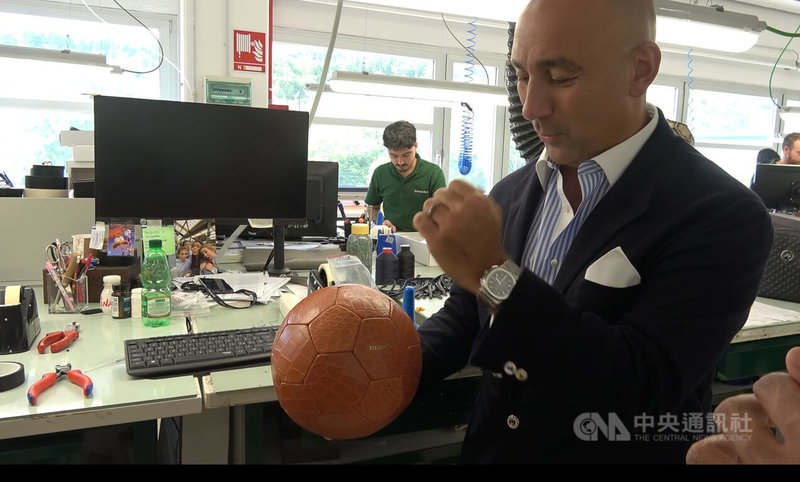 品牌創意總監菲力普里奇展示以鱷魚皮做成的足球,這類要價不菲的特殊商品,主要是作為收藏品。中央社記者黃雅詩佛羅倫斯攝 114年8月30日