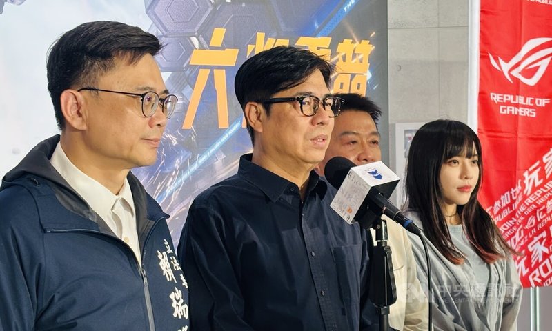 高雄市長陳其邁(左2)30日出席公開活動時受訪,被問及統籌分配稅款相關議題,陳其邁說,行政院在召集地方政府協商時,各縣市都要將心比心,「大家公平合理的把帳攤開來看,將心比心能夠把這些帳算清楚。」中央社記者林巧璉攝 114年8月30日