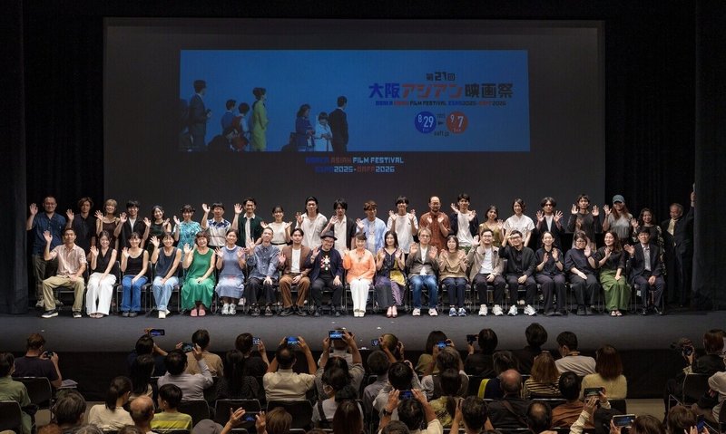 大阪亞洲影展29日開幕,由旅日明星翁倩玉1970年主演的台灣電影「萬博追蹤」擔任開幕片角色。翁倩玉(穿橘色衣)出席影展開幕式,觀賞該部電影重溫55年前的大阪萬博。(大阪亞洲影展提供)中央社記者楊明珠東京傳真 114年8月30日