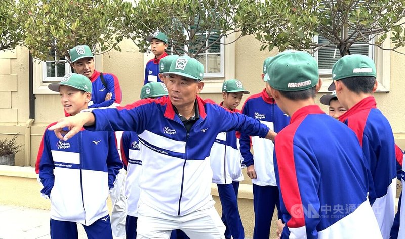 東園國小少棒隊總教練賴敏男29日與小將們在加州希爾斯伯勒（Hillsborough）市政廳打成一片。中央社記者張欣瑜舊金山攝　114年8月30日
