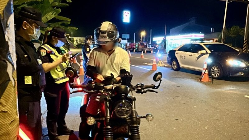 南投縣警察局交通警察隊統計民國114年1月至7月南投縣發生A1、A2類交通事故共5573件,較去年同期減少238件,死亡也較去年同期減少5人,顯示透過工程改善、積極執法、交安宣導等安全推動策略逐漸發揮成效,事故死傷數據全面下降。圖為警方交通臨檢情形。(警方提供)中央社記者蕭博陽南投縣傳真 114年8月30日
