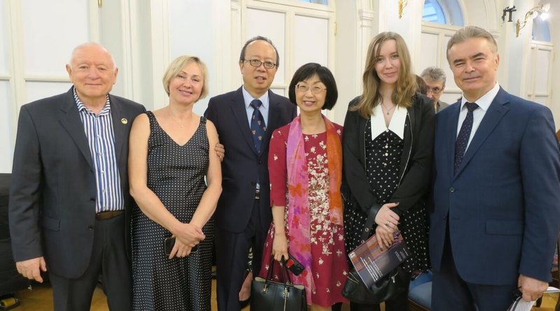 俄羅斯台灣友好協會會長暨前國會議員亞歷山大‧齊緬科夫(Alexsandr Zimenkov)(左)24日(當地時間)於莫斯科國立柴可夫斯基音樂學院「原住民音樂文化祭」,與駐俄羅斯代表羅靜如(左4)及友台貴賓合影。(Alexsandr Zimenkov 提供)中央設記者黃旭昇莫斯科傳真 114年8月30日