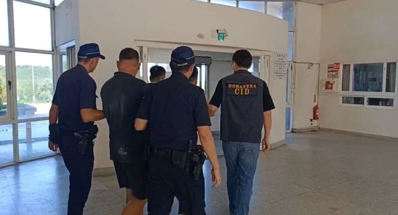 澎湖縣白沙警分局29日晚間執行路檢勤務時,於講美路段攔檢一輛自小客車,查獲安非他命等毒品,當場逮捕車上2名男子,30日依違反毒品危害防制條例送辦,並持續追查毒品來源。(澎湖白沙分局提供)中央社  114年8月30日