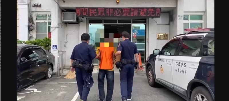 高雄黎姓越南移工(中)因欠租新台幣4000元,遭洪姓女房東上門催討,但黎男反持磚頭攻擊洪女頭部,更搶走洪女背包內現金,再返回住處變裝。警方到場逮捕黎男,依強盜和殺人未遂罪送辦。(高市林園警分局提供)中央社記者洪學廣傳真 114年8月30日