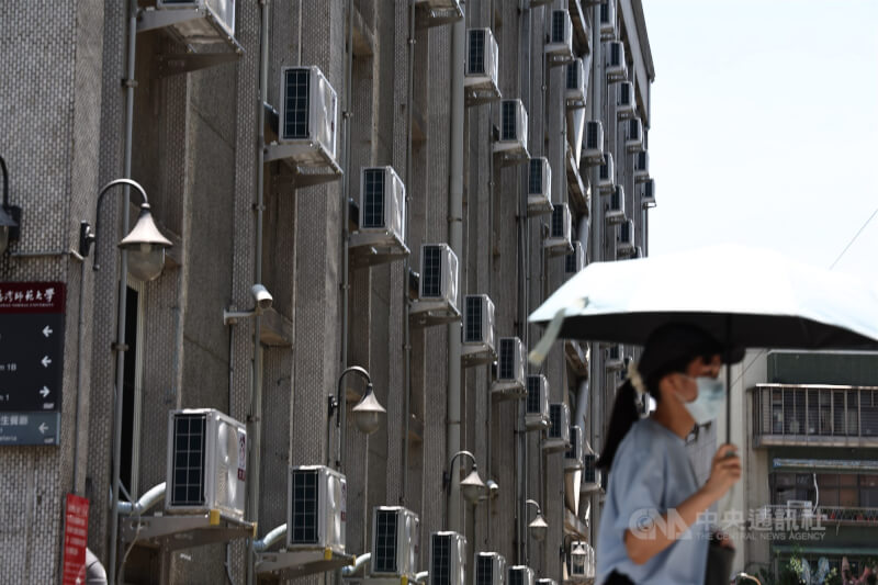 圖為台北市大安區宿舍外牆冷氣室外機。(中央社檔案照片)