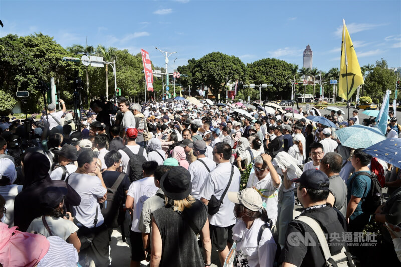 民眾黨30日在台北中正紀念堂外舉行「司法改革公民走讀」活動,呼籲政府積極推動司法改革。中央社記者張皓安攝 114年8月30日