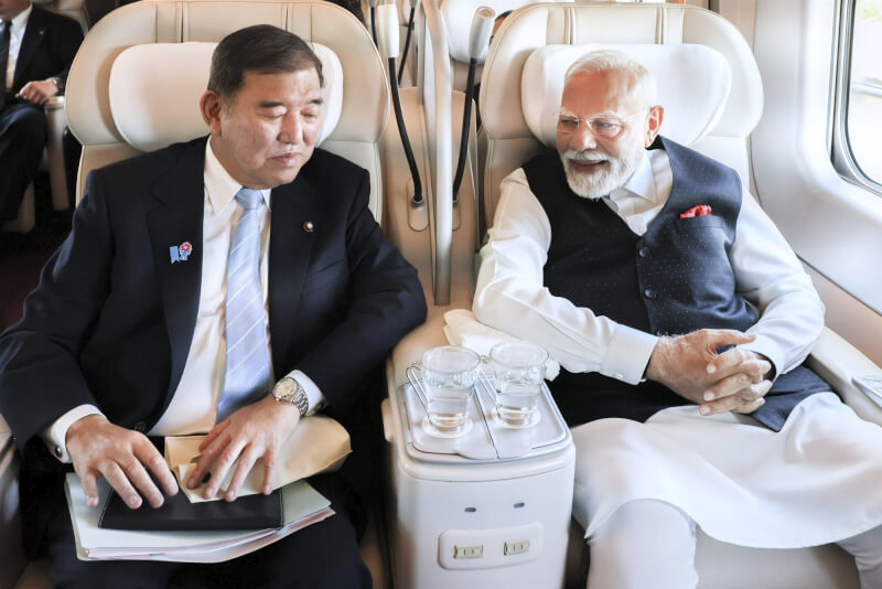 日本首相石破茂(左)30日上午與印度總理莫迪(右)一同搭乘東北新幹線從東京到宮城縣,視察半導體工廠。(共同社)
