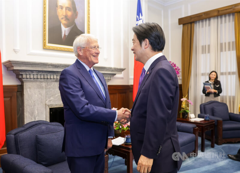 總統賴清德(前右)29日下午在總統府接見美國聯邦參議院軍事委員會主席韋克爾訪問團,與韋克爾(左)握手致意。中央社記者裴禛攝 114年8月29日