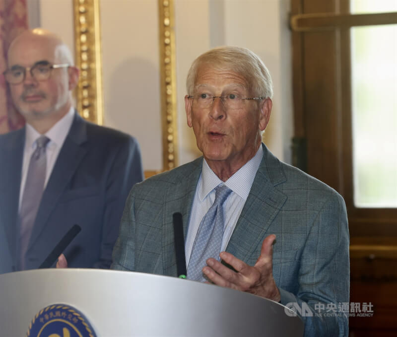 美國聯邦參議院軍事委員會主席韋克爾（Roger Wicker）（右）30日結束2天訪問行程前，在台北出席記者會。中央社記者張皓安攝  114年8月30日