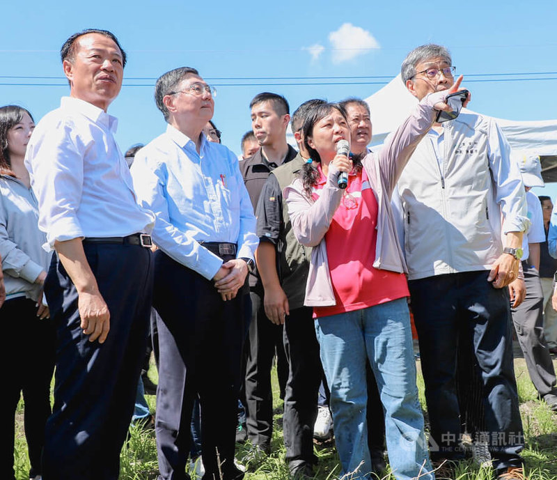 行政院長卓榮泰(前左2)30日在嘉義縣長翁章梁(前左)、農業部長陳駿季(前右)等人陪同下,到嘉義縣鹿草鄉視察溫室災後重建情形。中央社記者黃國芳攝 114年8月30日