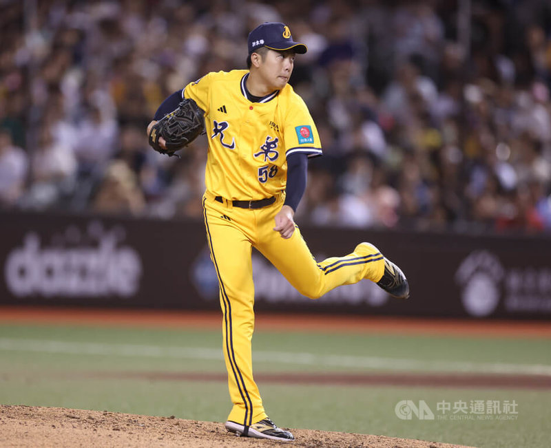 中華職棒中信兄弟隊30日在台北大巨蛋以5比3擊敗味全龍隊,兄弟投手呂彥青(圖)中繼失分,總教練平野惠一賽後並不苛責,「他扛起困難的位置」。中央社記者張新偉攝 114年8月30日