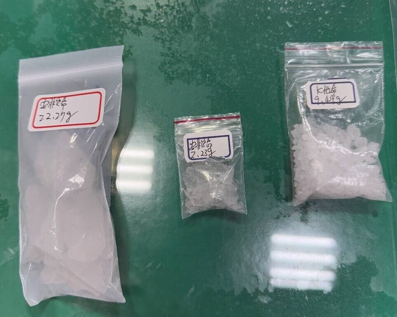 澎湖縣白沙警分局29日晚間執行路檢勤務時,於講美路段攔檢一輛自小客車,查獲安非他命等毒品,當場逮捕車上2名男子,30日依違反毒品危害防制條例送辦,並持續追查毒品來源。(澎湖白沙分局提供)中央社   114年8月30日