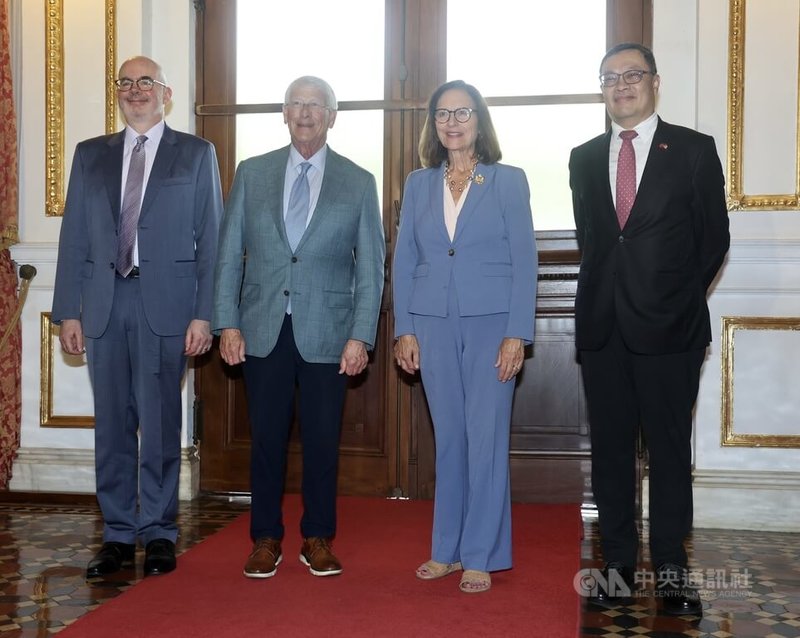 外交部30日下午在台北賓館舉行美國聯邦參議院軍事委員會訪團媒體見面會,外交部政務次長陳明祺(右)、美國在台協會(AIT)處長谷立言(左)陪同美參院軍委會主席韋克爾(Roger Wicker)(左2)、參議員費雪(Deb Fischer)(右2)出席。中央社記者張皓安攝 114年8月30日