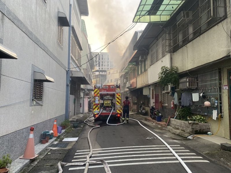 桃園市中壢區龍安街31日清晨發生住宅火警,現場竄出大量大火與濃煙,消防局派出消防人員79名、消防車27輛、救護車7輛前往救災,抵達現場後展開搶救行動。(桃園市政府消防局提供)中央社記者吳睿騏桃園傳真 114年8月31日