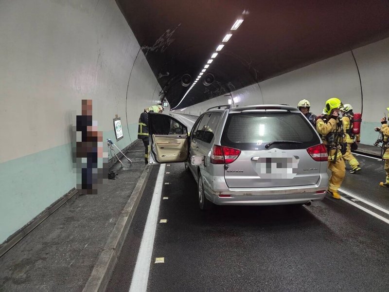 許姓男子31日上午9時許,開車行經國道5號南向23.1公里雪山隧道內側車道時,車輛引擎室突然冒煙,現場一度雙向封閉回堵約5公里,所幸及時撲滅,現場於上午9時53分排除,全線開放通行。(讀者提供)中央社記者王朝鈺傳真 114年8月31日