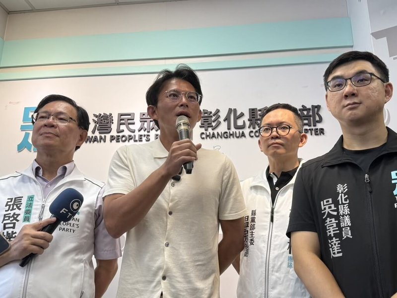 對於遭指在司法走讀行動過程對員警勒脖子,台灣民眾黨主席黃國昌(前中)31日出席民眾黨彰化縣黨部揭牌典禮接受媒體聯訪表示,是手放在員警肩膀上。(民眾黨彰化縣黨部提供)中央社記者蕭博陽彰化縣傳真 114年8月31日