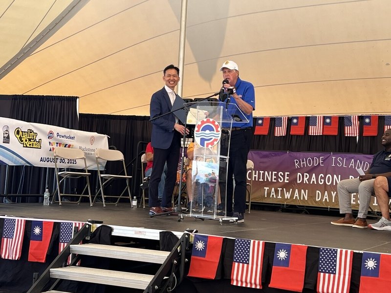 美國羅德島州州長麥基（Dan McKee，右）與駐波士頓辦事處長廖朝宏，共同出席當地龍舟賽暨台灣日活動。（駐波士頓辦事處提供）中央社記者廖漢原紐約傳真　114年8月31日